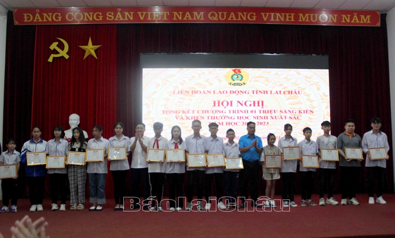Đại diện lãnh đạo Liên đoàn Lao động tỉnh, Sở Giáo dục và Đào tạo trao tặng Bằng khen cho học sinh xuất sắc năm học 2022-2023. 