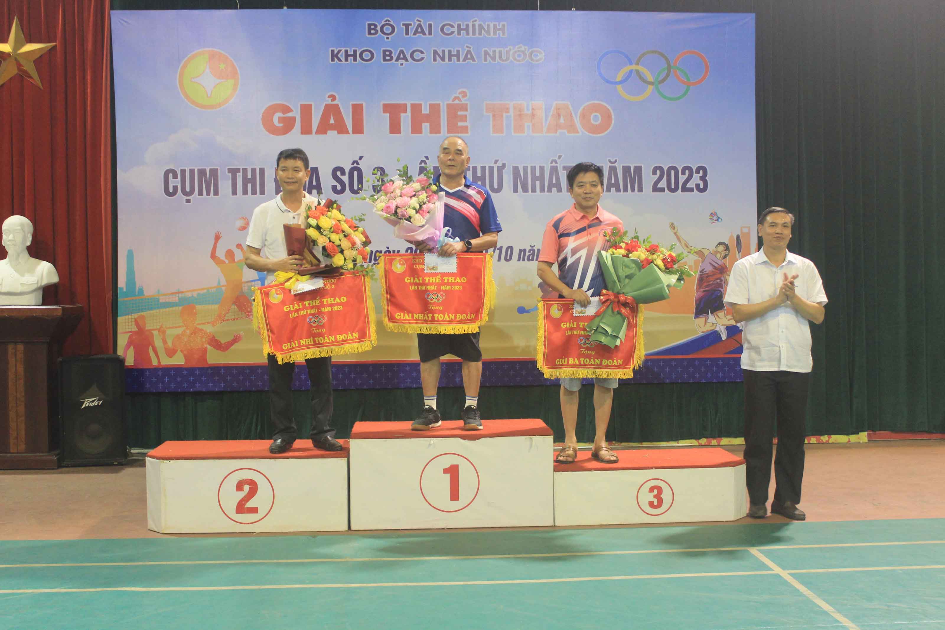 Đồng chí Tạ Văn Đôi - Giám đốc KBNN tỉnh Lai Châu trao giải nhất, nhì, ba toàn đoàn cho các đội đạt giải.