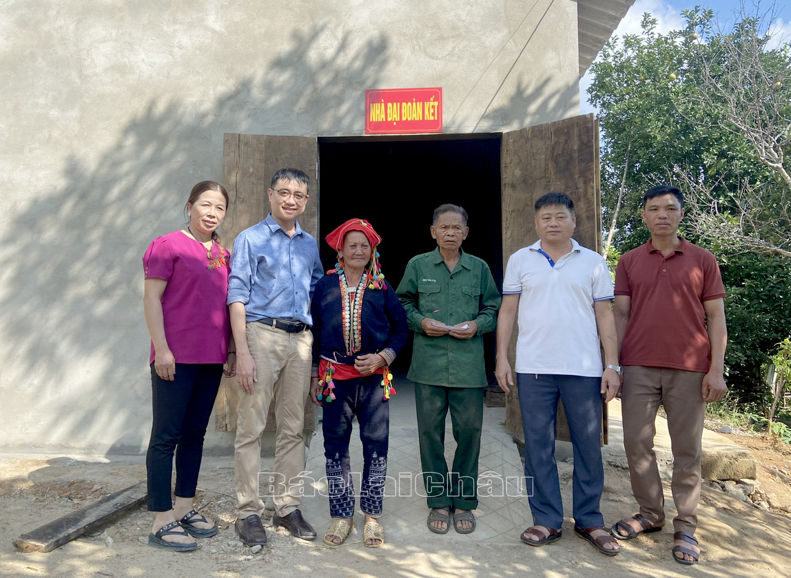 Đại diện MTTQ tỉnh, huyện Than Uyên trao tặng nhà Đại đoàn kết cho gia đình ông Hin - bản Nậm Sáng, xã Phúc Than. 
