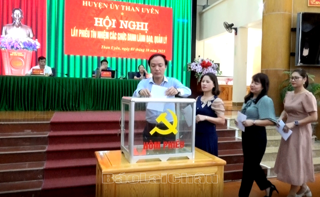 Các đại biểu bỏ phiếu tín nhiệm đối với chức danh Phó Chủ tịch UBND và các  đồng chí Uỷ viên UBND huyện Than Uyên. 