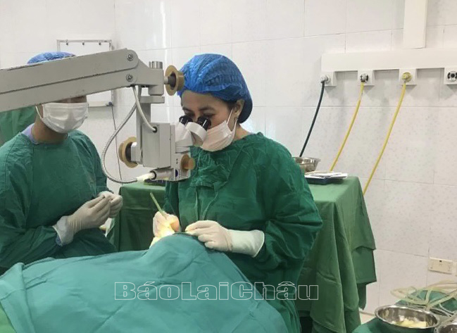 Bác sỹ Khoa mắt - Bệnh viên Đa khoa tỉnh mổ Phaco cho bệnh nhân đục thủy tinh thể.