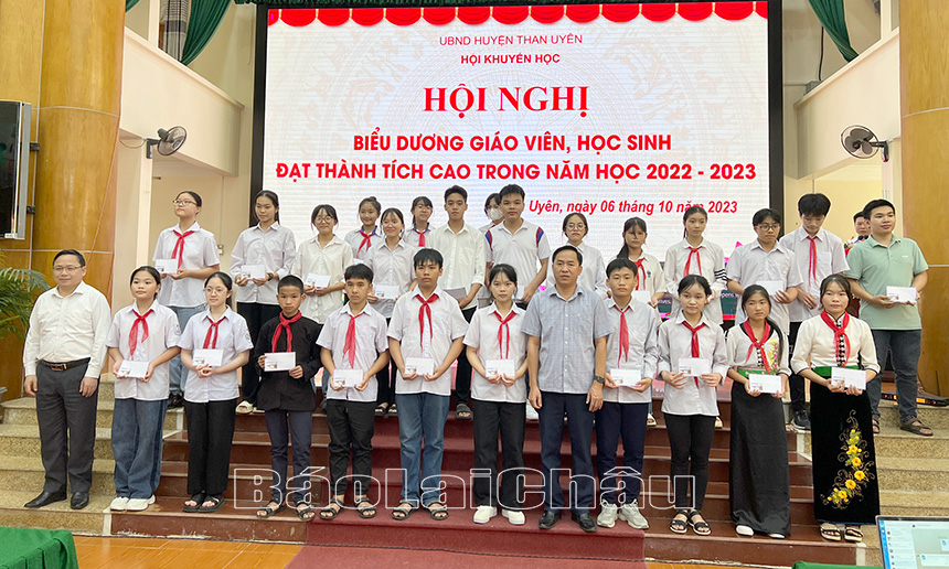 Đại diện lãnh đạo Hội Khuyến học tỉnh, huyện Than Uyên trao thưởng cho học sinh đạt giải nhất, nhì tronng các cuộc thi học sinh giỏi cấp huyện.
