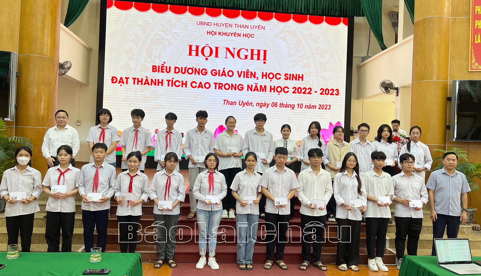 Đại diện lãnh đạo Hội Khuyến học tỉnh, huyện Than Uyên trao thưởng cho học sinh đạt giải nhất trong các cuộc thi học sinh giỏi cấp tỉnh. 