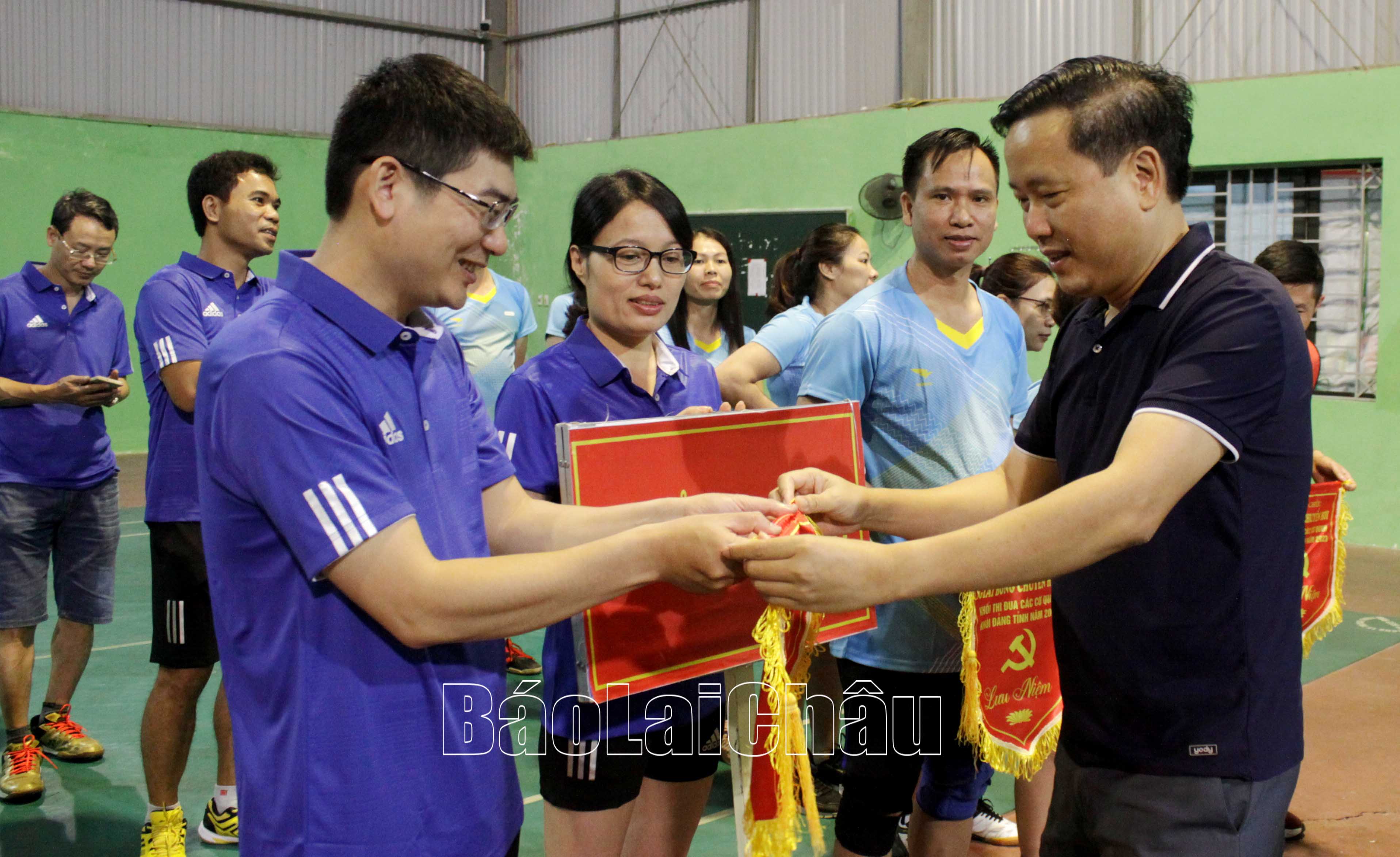 Đồng chí Lê Đức Dục - Ủy viên Ban Thường vụ, Trưởng Ban Tuyên giáo Tỉnh ủy trao cờ lưu niệm cho các đội tham gia Giải.