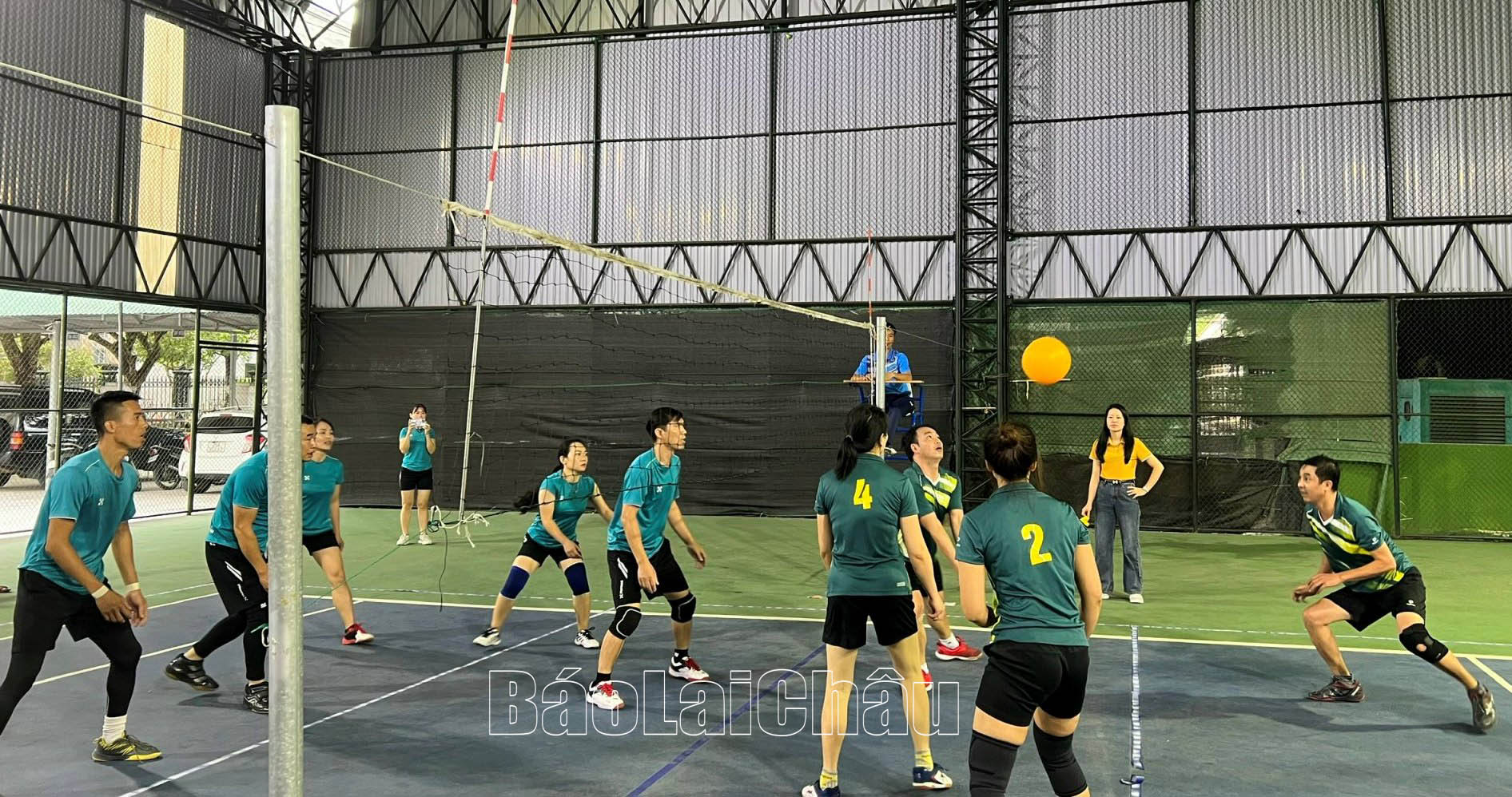 Trận đấu vòng loại giữa 2 đội Báo Lai Châu và đội Đảng ủy khối Các cơ quan và Doanh nghiệp tỉnh.