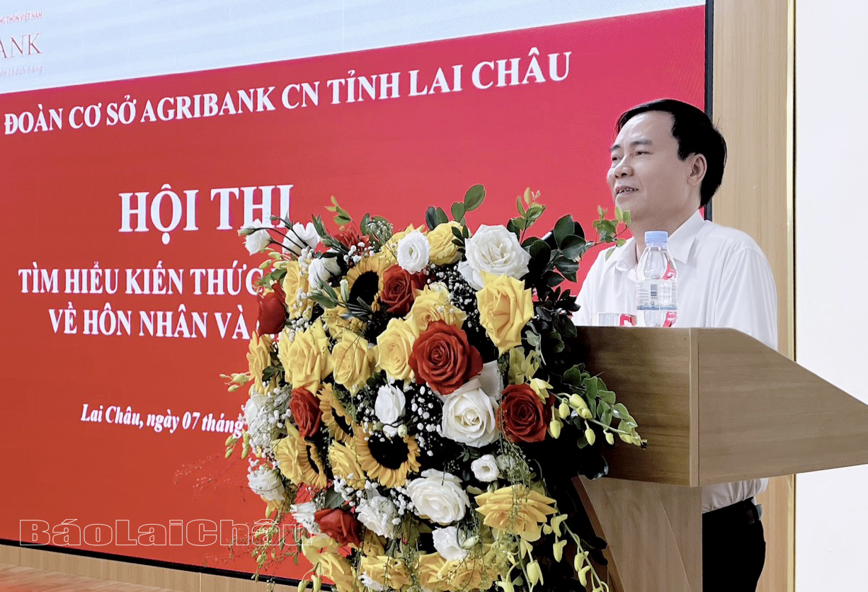 Đại diện lãnh đại Agribank Lai Châu, Liên đoàn Lao động tỉnh, Hội Liên hiệp phụ nữ tỉnh trao Cờ lưu niệm và hoa cho các đội tham dự hội thi.