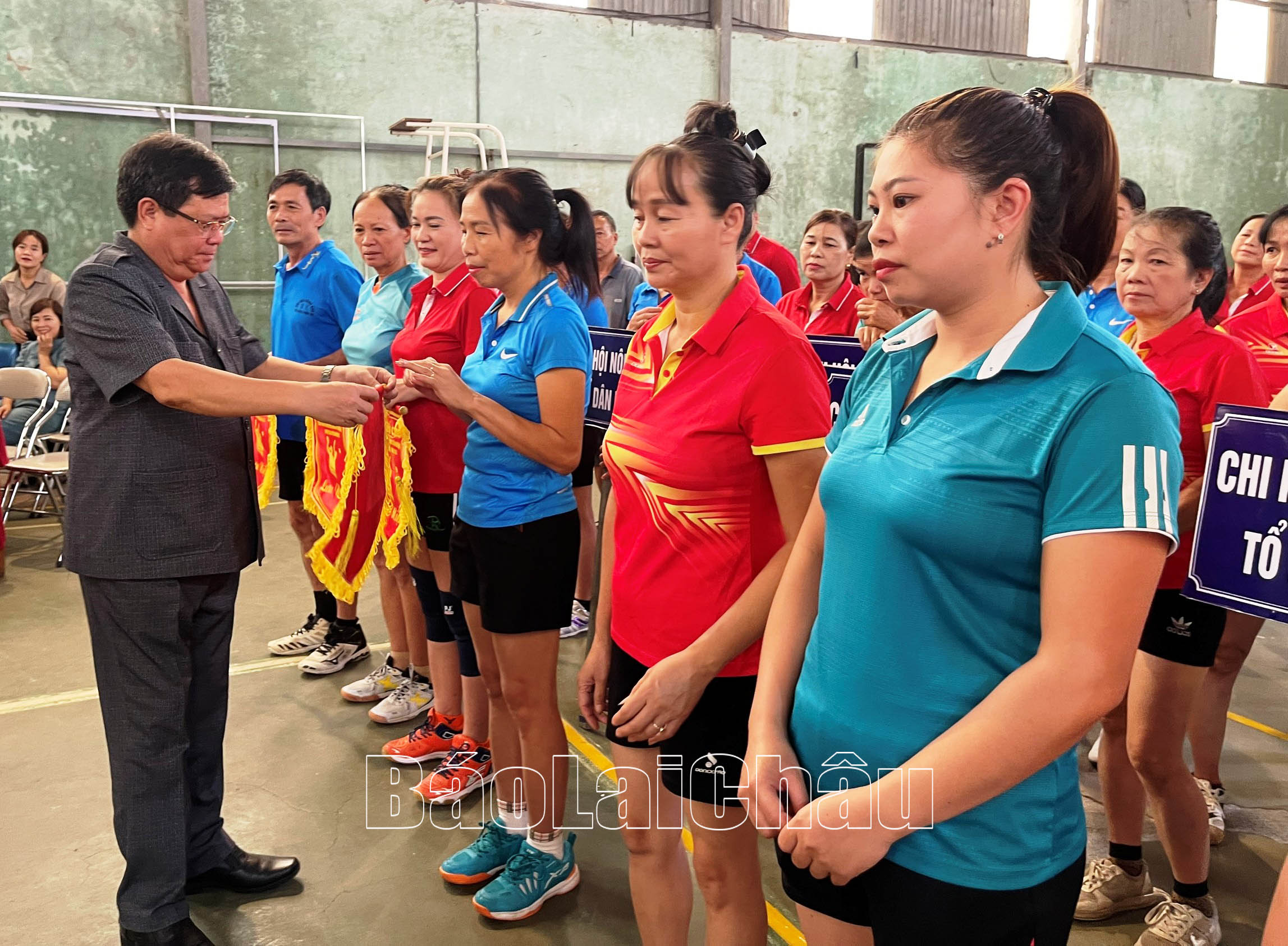 Đồng chí Phan Văn Nguyên - Phó Bí thư Thường trực Huyện ủy trao Cờ lưu niệm cho các đội tham gia giải.