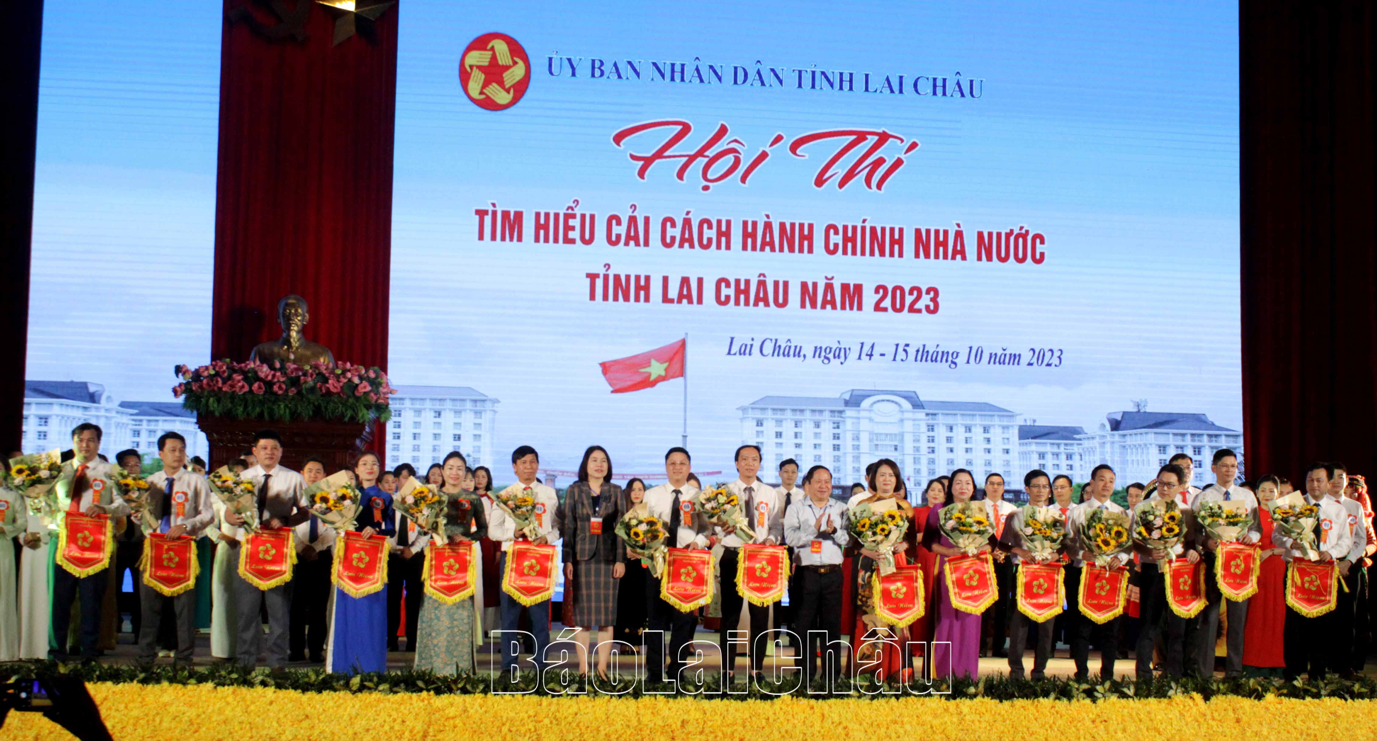 Ban Tổ chức Hội thi tặng cờ lưu niệm và hoa cho các đội tham gia Hội thi.