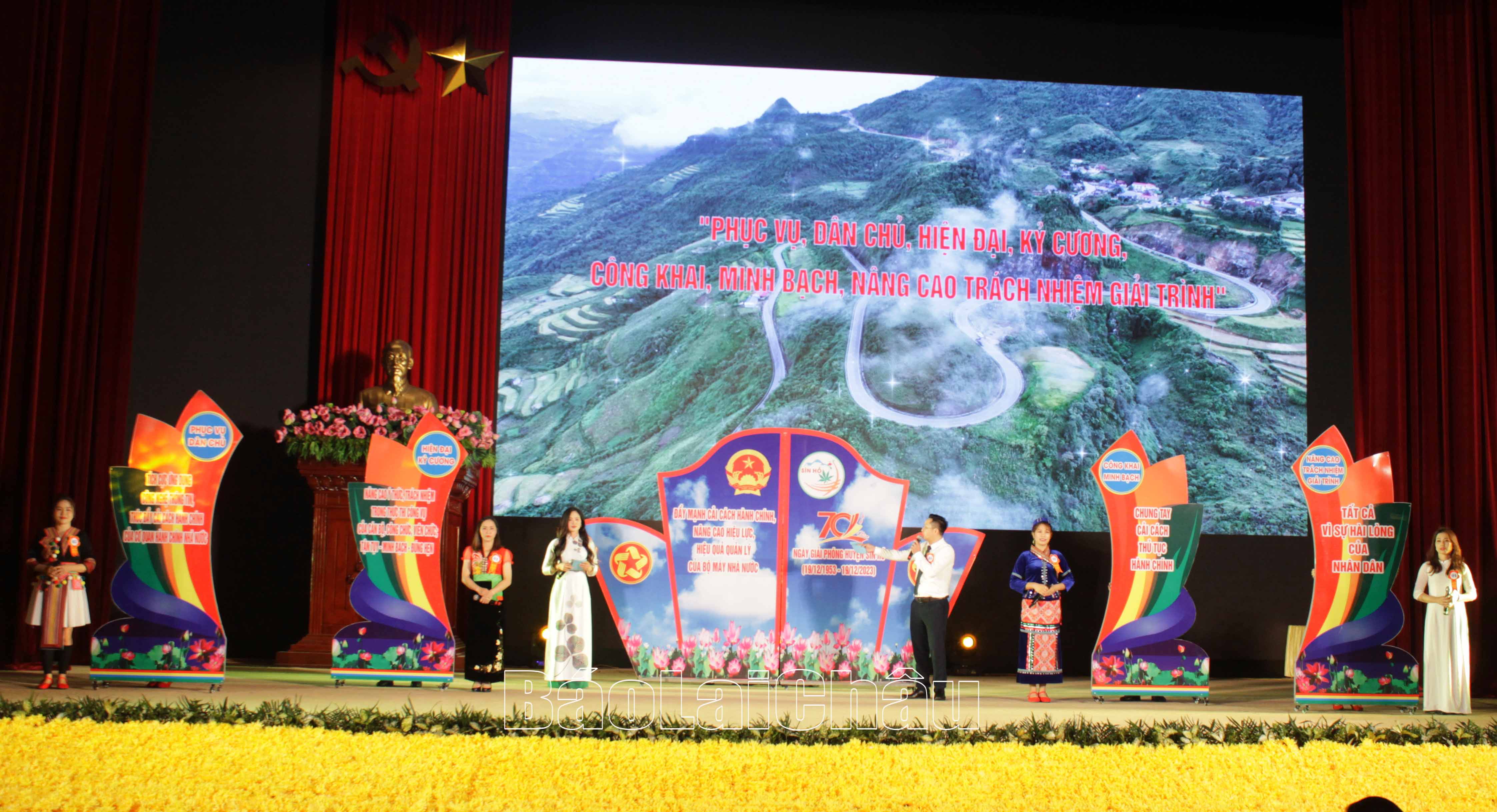 Phần thi chào hỏi của đội huyện Sìn Hồ.