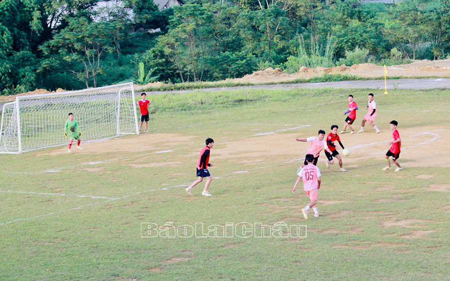 Trận thi đấu bán kết môn bóng đá 7 người giữa Đội Trung cấp điện công nghiệp K15BC và Đội Vận hành máy K16AB.