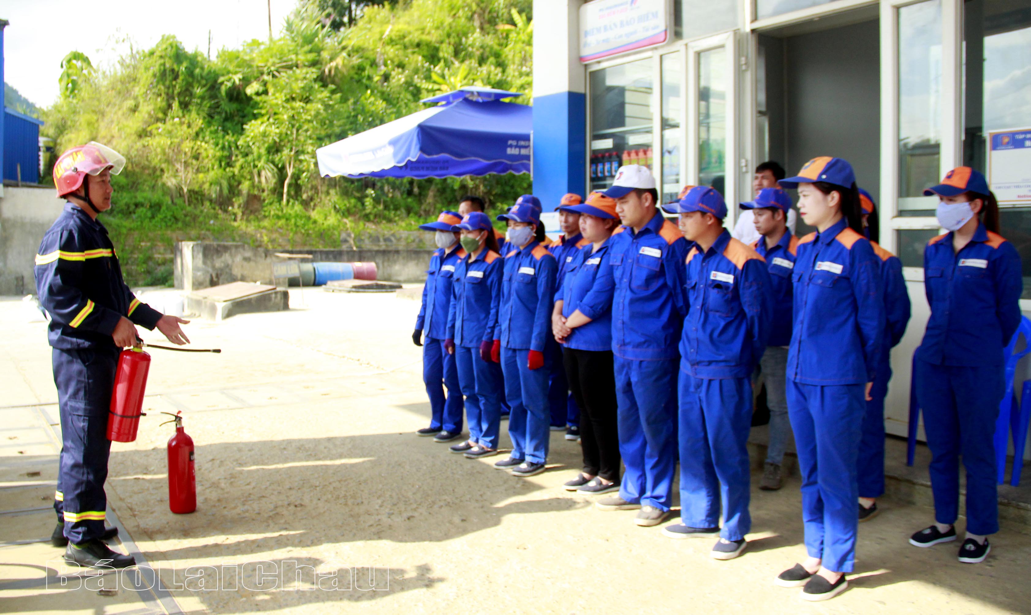Cán bộ Phòng Cảnh sát PCCC&CNCH (Công an tinht) hướng dẫn cách nhận biết và sử dụng bình chữa cháy cho cán bộ, cửa hàng trưởng, nhân viên thuộc Công ty TNHH MTV Xăng dầu Lai Châu. 