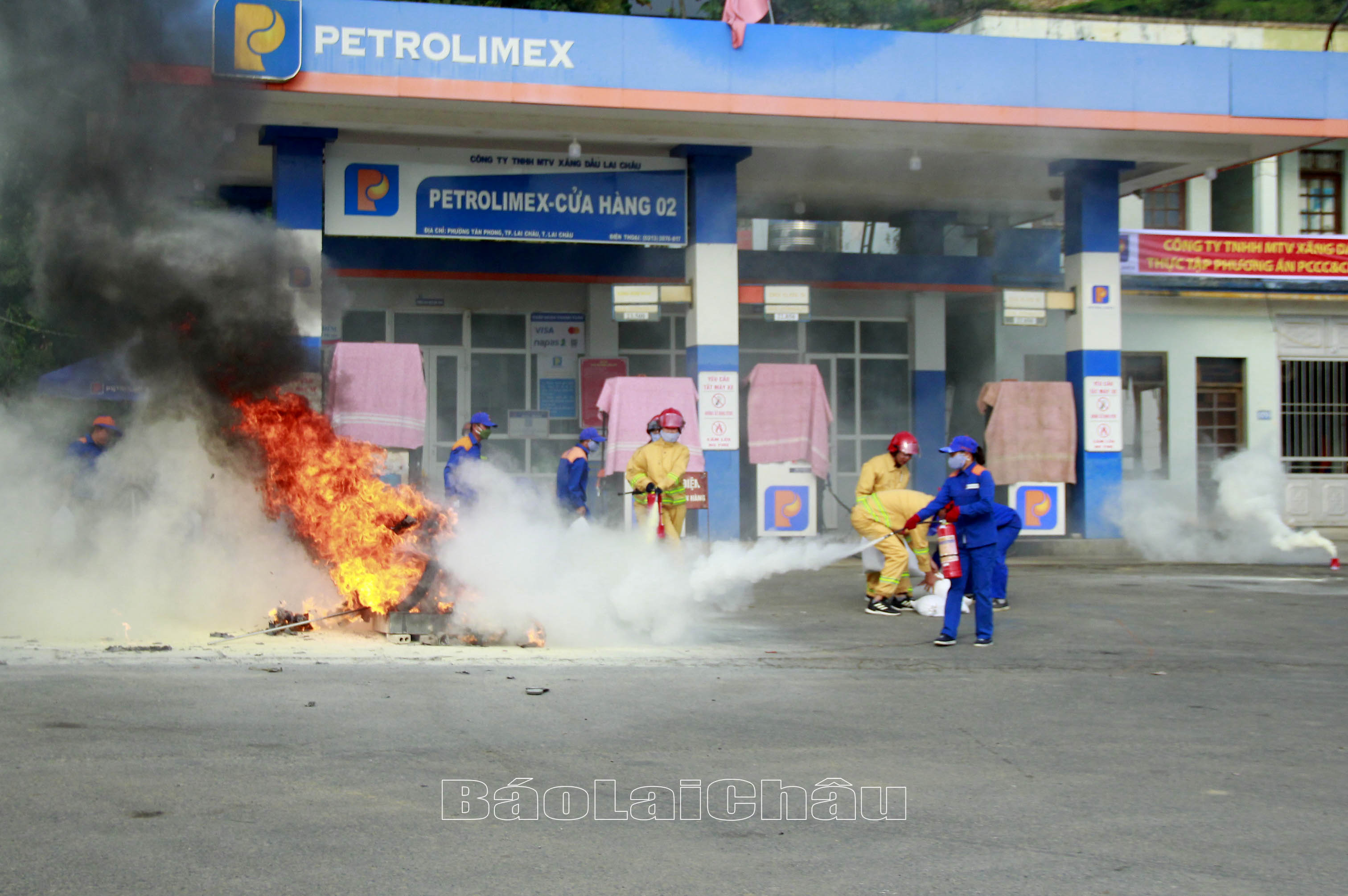 Cán bộ, nhân viên cửa hàng xăng dầu thực tập chữa cháy với tình huống giả định có cháy xảy ra. 