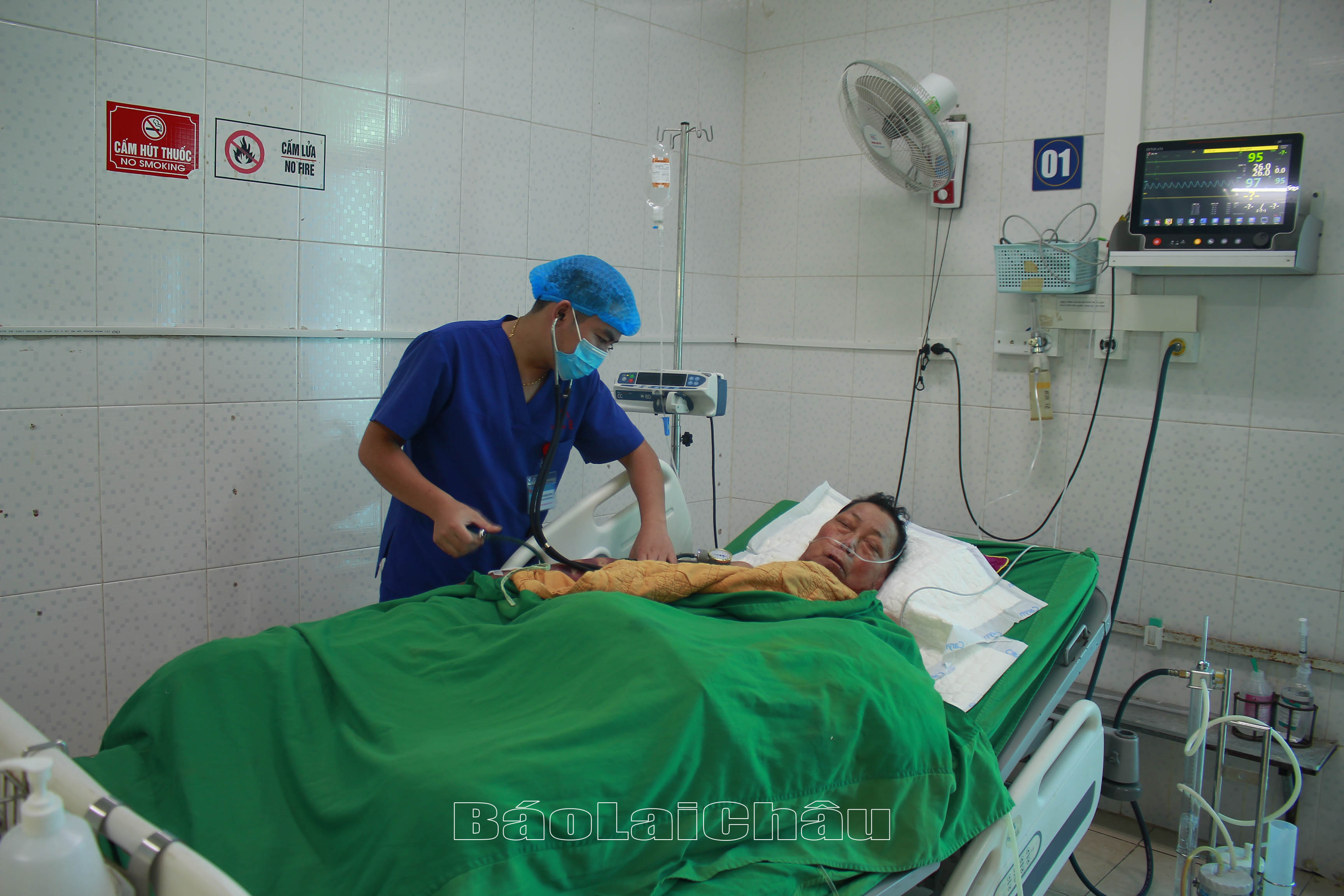 Điều dưỡng viên Khoa hồi sức tích cực, chống độc (Bệnh viện Đa khoa tỉnh) chăm sóc các bệnh nhân nặng thở máy. 