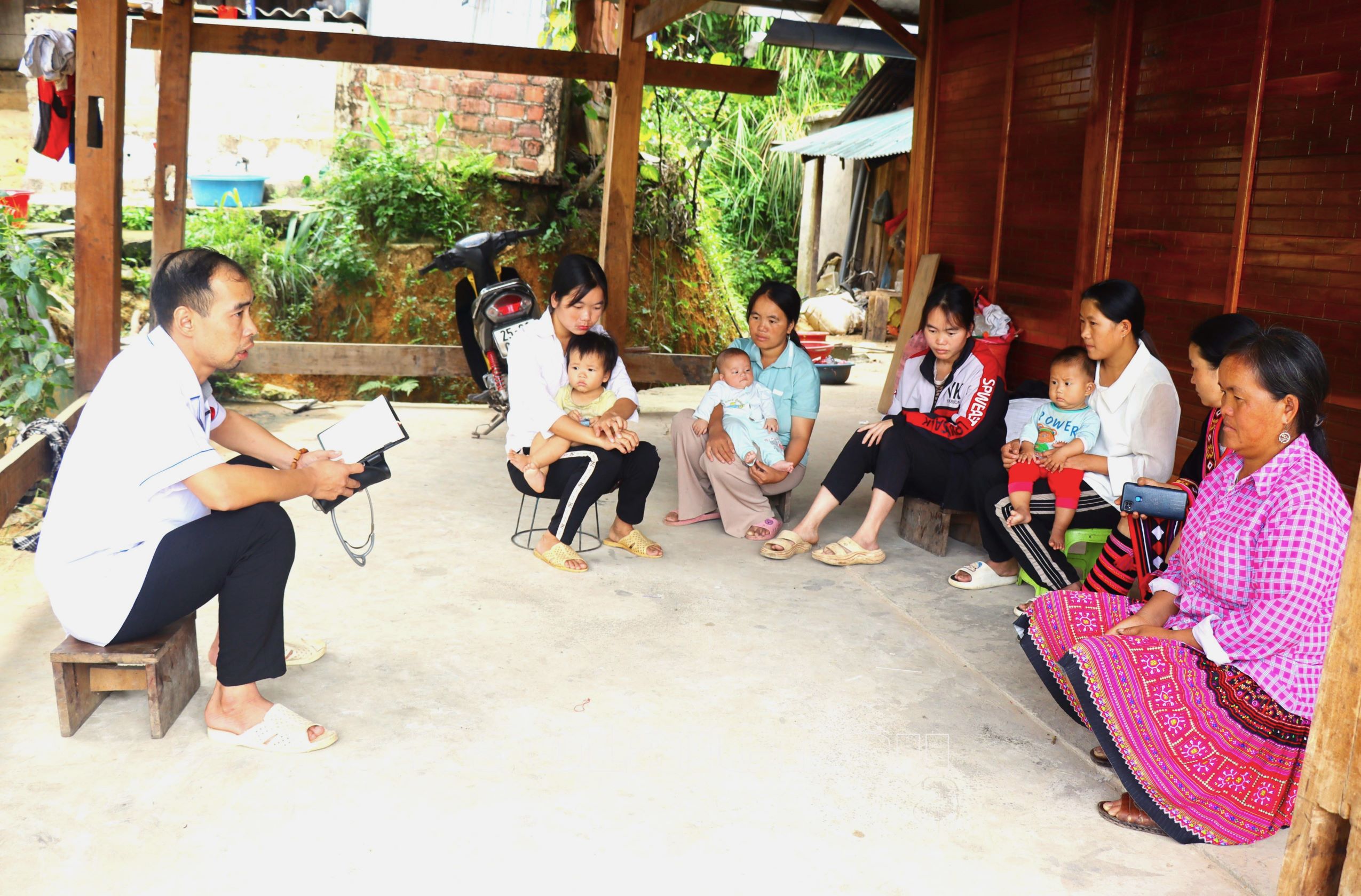 Cán bộ Trạm Y tế xã Pu Sam Cáp (huyện Sìn Hồ) tuyên truyền người dân xóa bỏ hủ tục, tin vào y tế hiện đại.