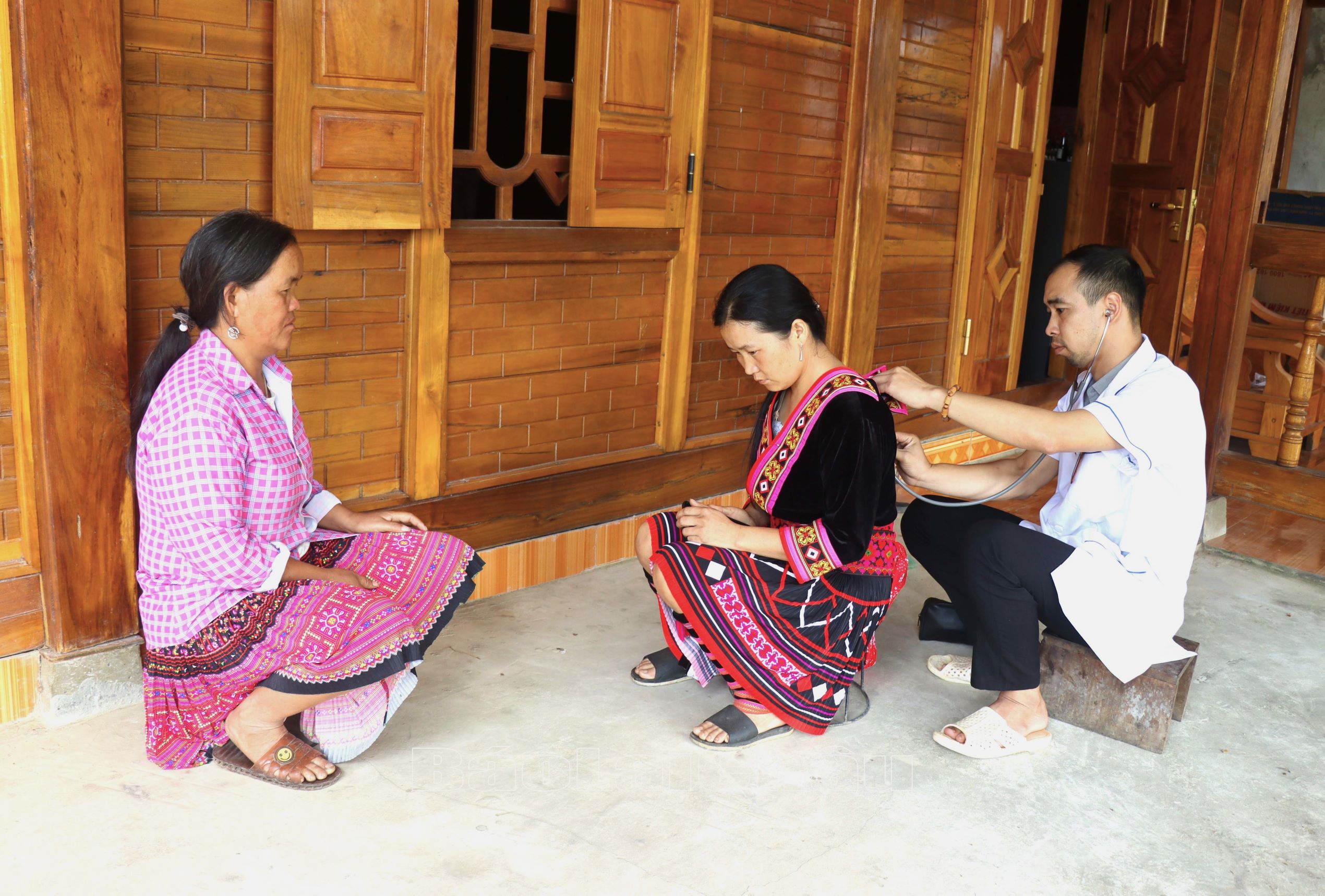 Cán bộ Tram Y tế xã Pu Sam Cáp (huyện Sìn Hồ) khám bệnh cho bà con tại bản.