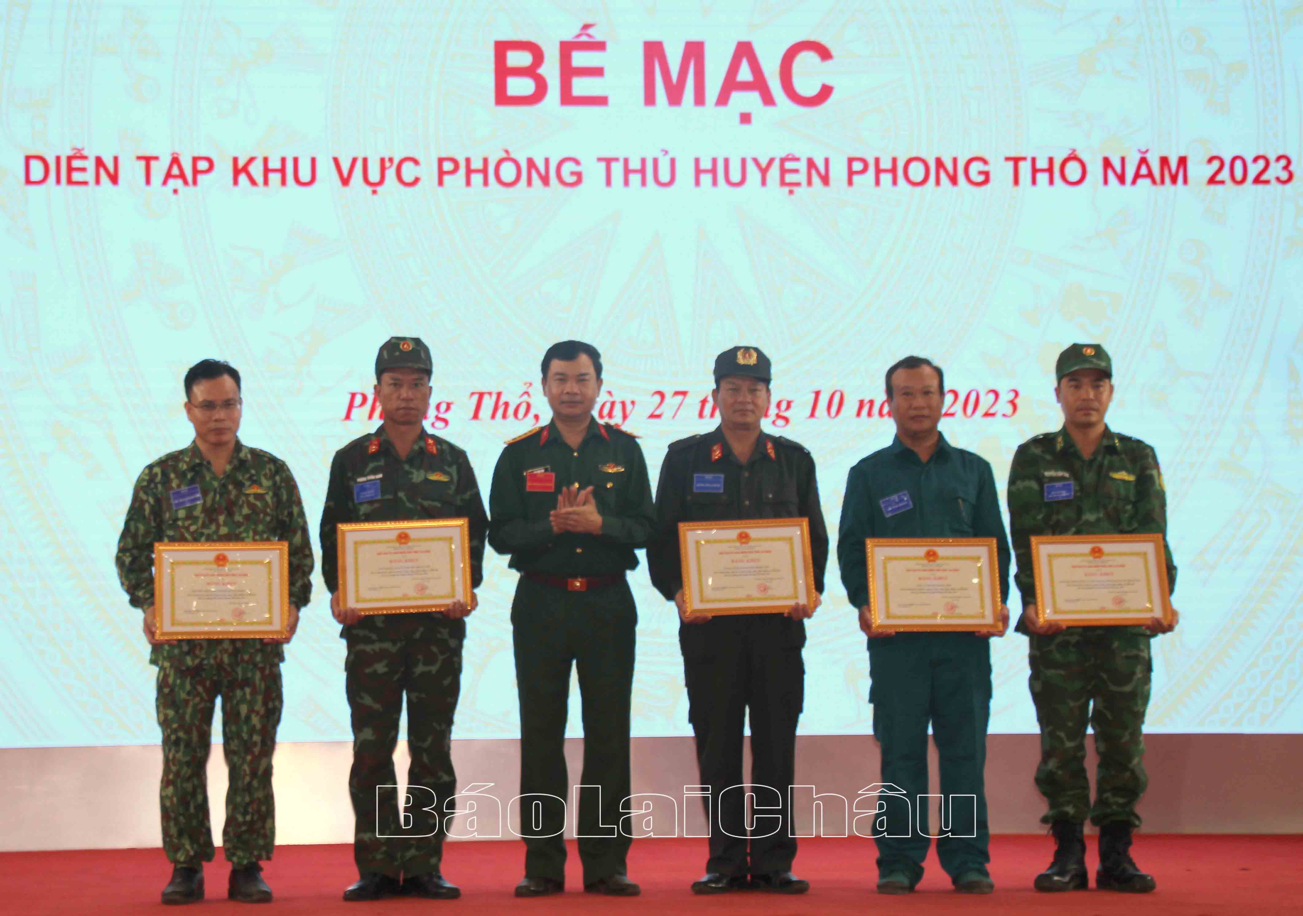 Đại tá Hán Đức Nhu – Ủy viên Ban Thường vụ Tỉnh ủy, Chỉ huy trưởng Bộ Chỉ huy Quân sự tỉnh trao Bằng khen của Chủ tịch UBND tỉnh cho các tập thể đã có thành tích xuất sắc trong tổ chức, thực hiện nhiệm vụ diễn tập KVPT huyện Phong Thổ năm 2023.