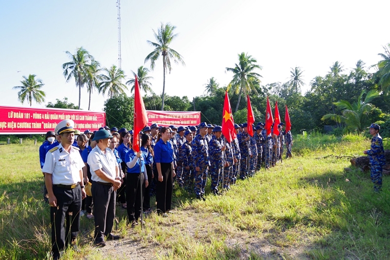  Cán bộ, chiến sĩ Lữ đoàn 101 phối hợp thực hiện chương trình xây dựng nông thôn mới tại xã Cam Thành Bắc, huyện Cam Lâm (Khánh Hòa).