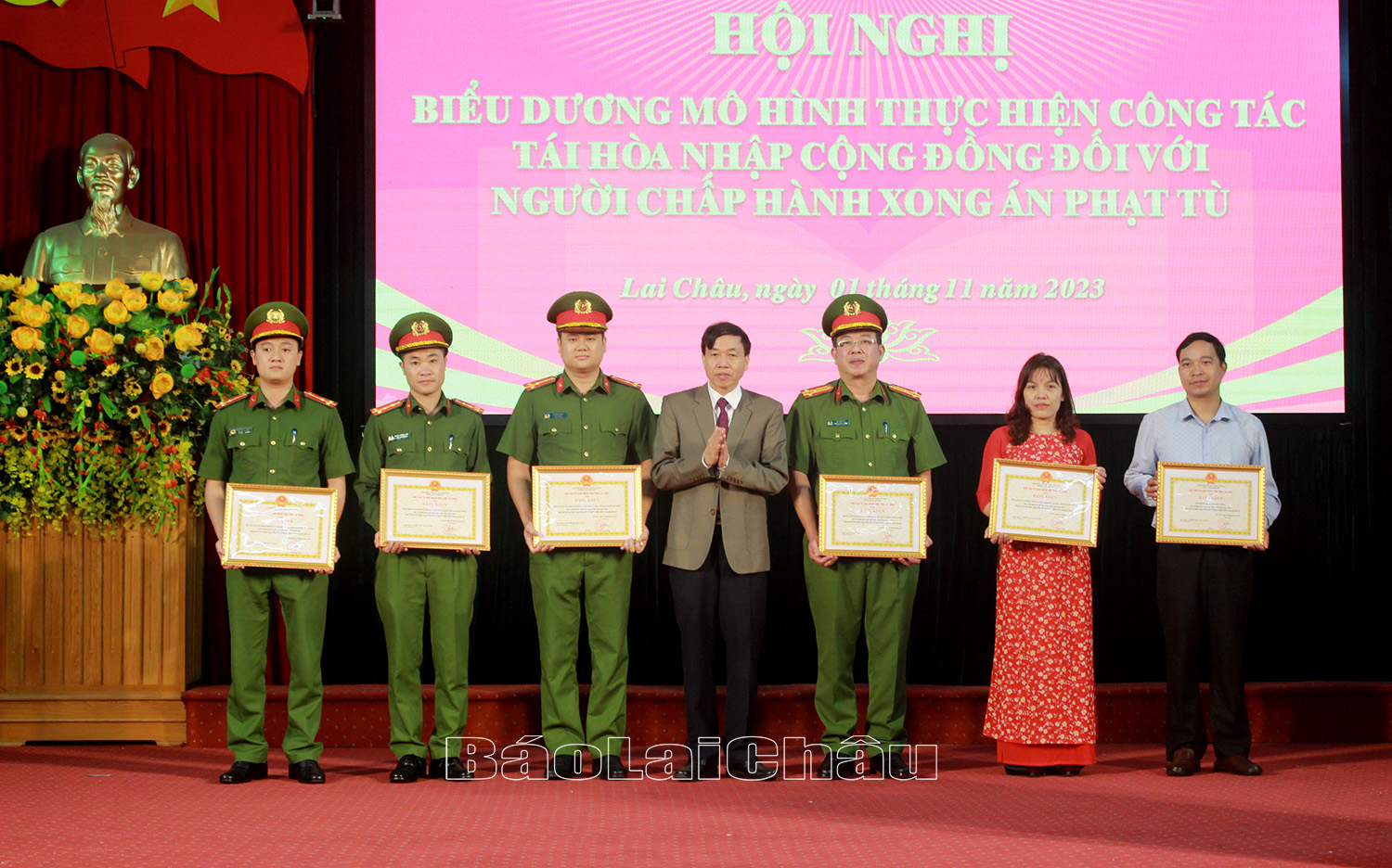 Đồng chí Lê Văn Lương - Phó Bí thư Tỉnh ủy, Chủ tịch UBND tỉnh tặng Bằng khen cho các tập thể có thành tích xuất sắc trong triển khai thực hiện tái hòa nhập cộng đồng đối với người chấp hành xong án phạt tù.