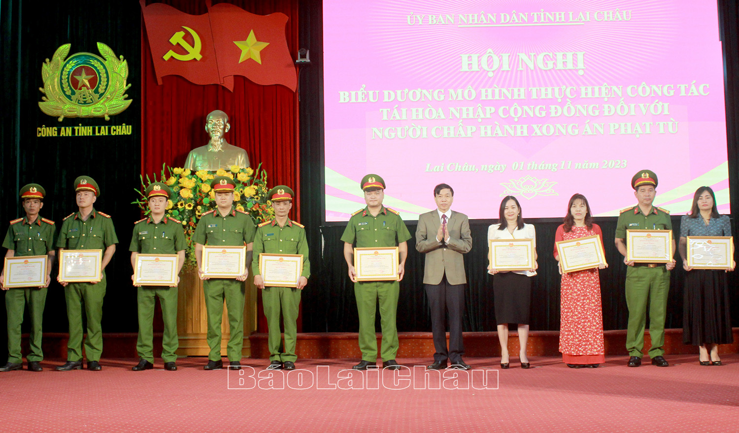 … tặng Bằng khen cho các cá nhân có thành tích xuất sắc trong triển khai thực hiện tái hòa nhập cộng đồng đối với người chấp hành xong án phạt tù.