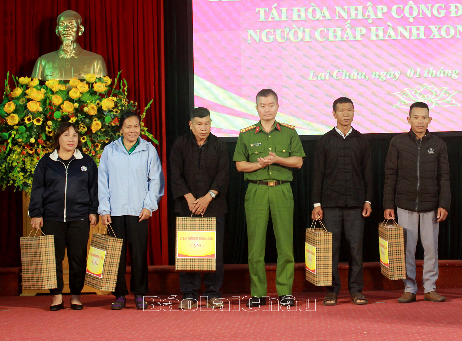 Đại tá Nguyễn Tuấn Hưng - Phó Giám đốc Công an tỉnh tặng quà cho các cá nhân điển hình tiên tiến sau một thời lầm lỡ có nhiều tiến bộ trong công tác tái hòa nhập cộng đồng.