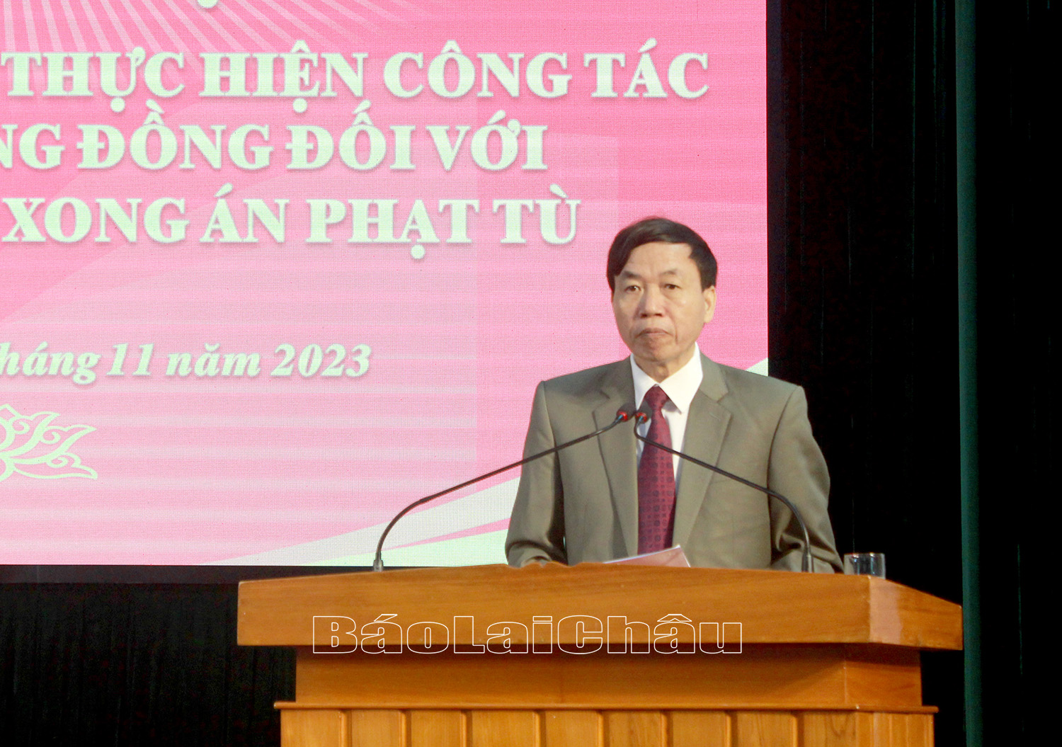 Đồng chí Lê Văn Lương - Phó Bí thư Tỉnh ủy, Chủ tịch UBND tỉnh phát biểu tại hội nghị.