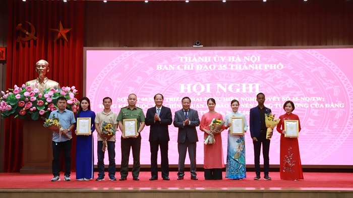 Phó Bí thư Thành ủy Hà Nội Nguyễn Văn Phong và Trưởng Ban Tuyên giáo Thành ủy Hà Nội Nguyễn Doãn Toản trao giải thưởng cho các tác giả đoạt giải Nhất. 