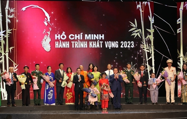 Chủ tịch nước Võ Văn Thưởng và đồng chí Nguyễn Trọng Nghĩa tặng hoa và kỷ niệm Chương tôn vinh các điển hình tiên tiến trong học tập và làm theo  tư tưởng, đạo đức, phong cách của Chủ tịch Hồ Chí Minh.