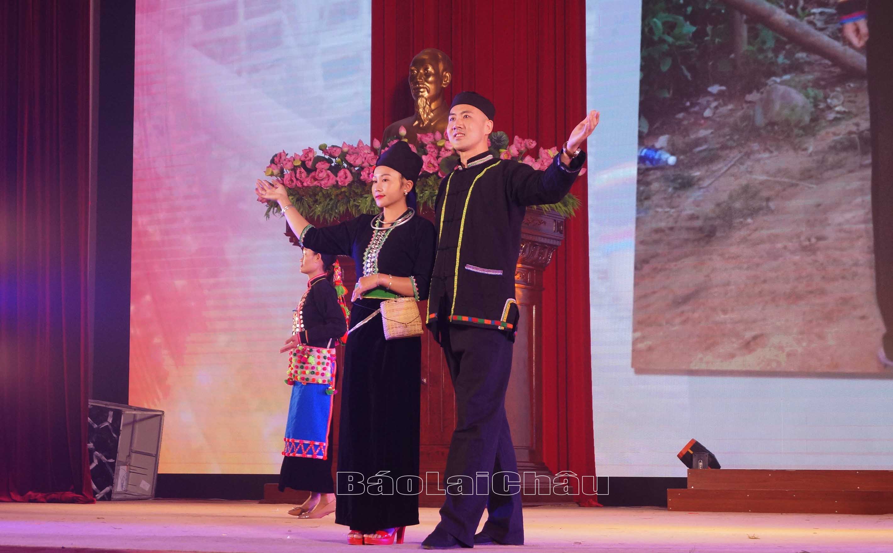 Trình diễn trang phục Cống của tỉnh Điện Biên