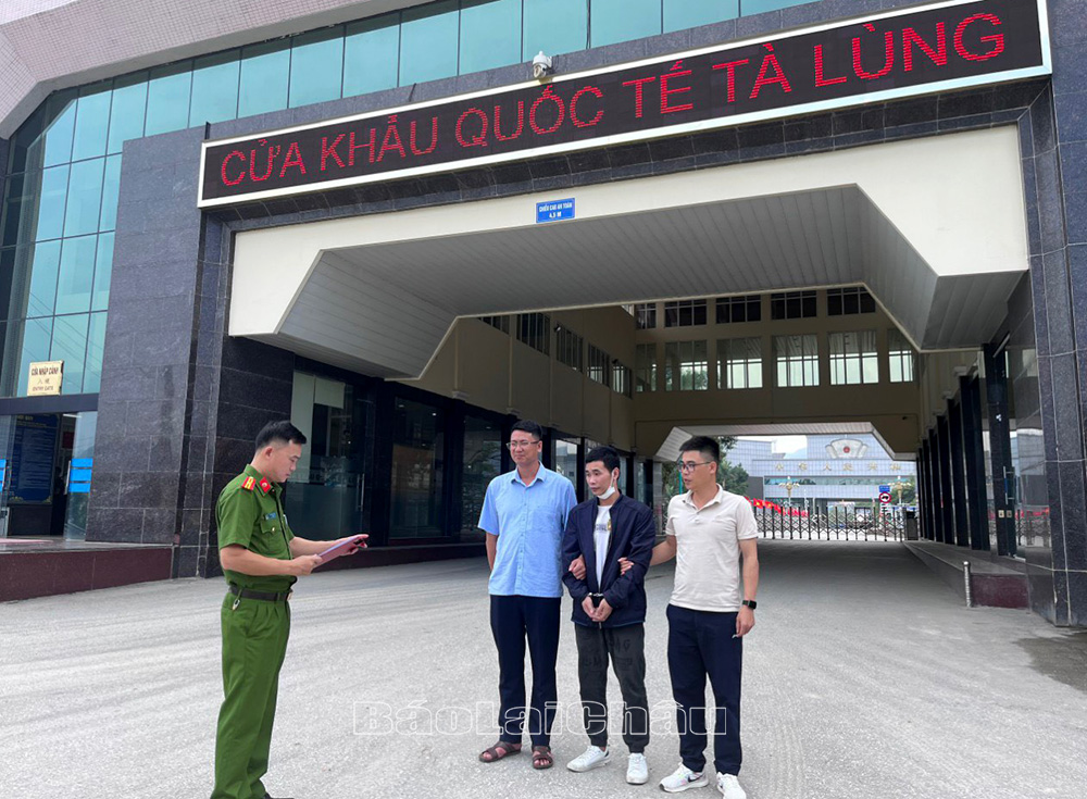 Công an huyện Than Uyên phối hợp với Đồn Biên phòng Cửa khẩu quốc tế Tà Lùng bắt giữ đối tượng Nùng Văn Đức. 