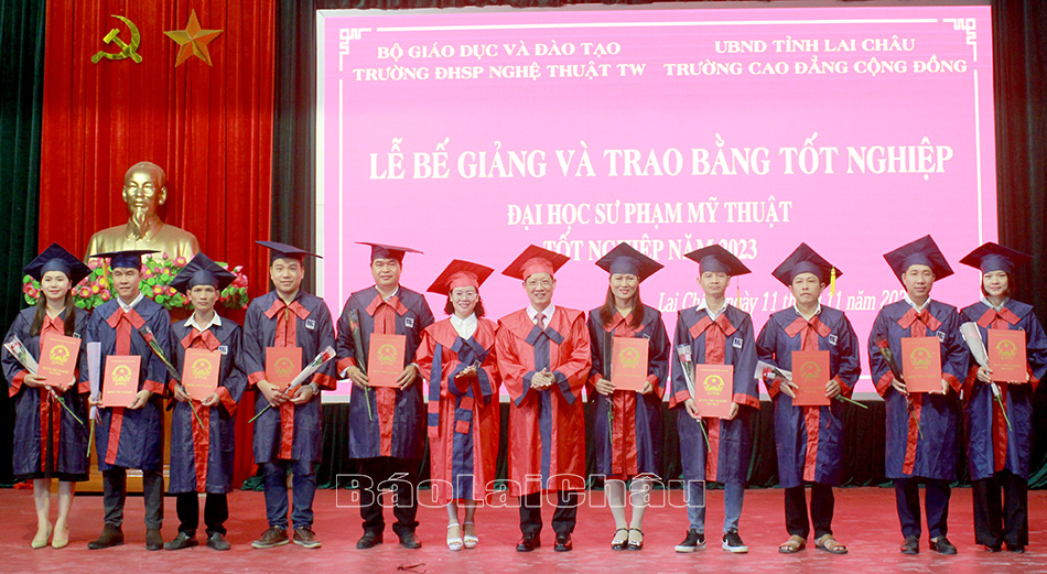 Đại diện Trường Đại học Sư phạm Nghệ thuật Trung ương, Trường CĐCĐ Lai Châu trao bằng tốt nghiệp cho các học viên.
