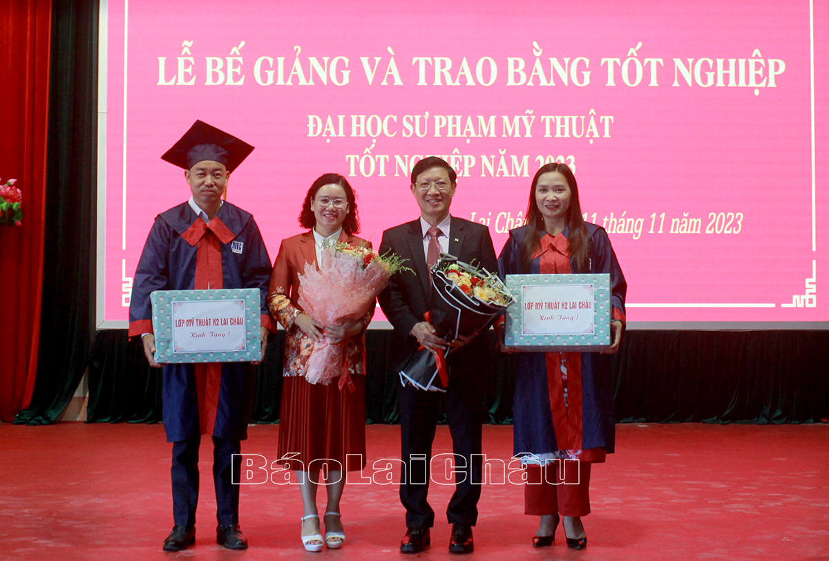 Đại diện học viên ngành Sư phạm Mỹ thuật tặng quà cho Trường Đại học Sư phạm Nghệ thuật Trung ương, Trường CĐCĐ Lai Châu.