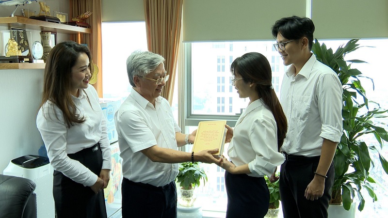 Đồng chí Trần Xuân Hoàng, Phó Bí thư thường trực Đảng ủy BIDV tặng sách cho đảng viên trẻ.