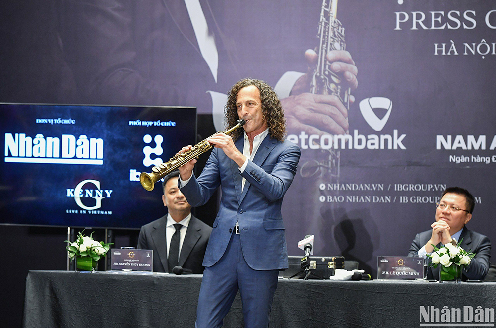 Kenny G biểu diễn tại buổi họp báo giới thiệu sự kiện Kenny G Live in Vietnam.