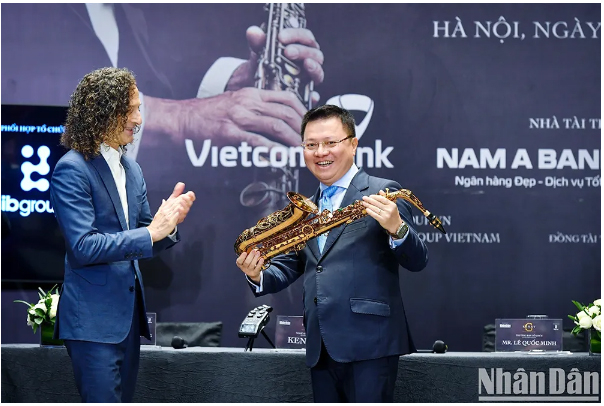 Cây kèn của Kenny G tặng Ban tổ chức sẽ được bán đấu giá. Toàn bộ kinh phí, bao gồm cả tiền bán vé sẽ được dùng để ủng hộ các quỹ thiện nguyện tại Việt Nam.