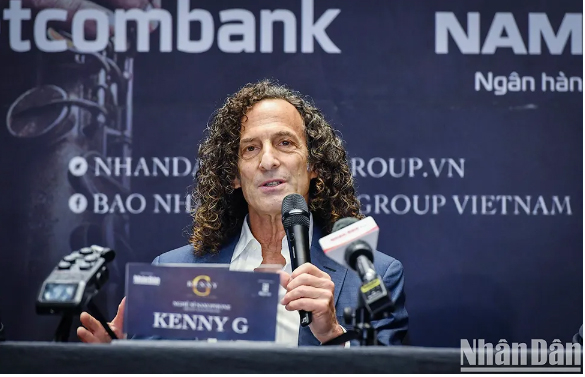 Kenny G tại buổi họp báo chiều 13-11.