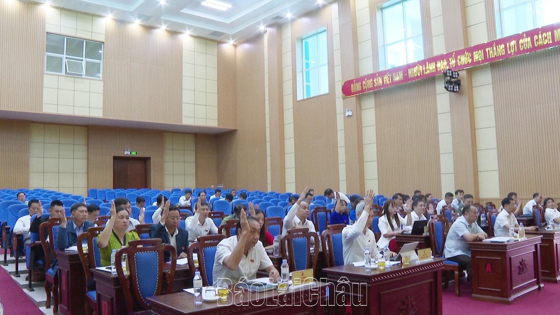 Các đại biểu giơ tay biểu quyết tại kỳ họp.