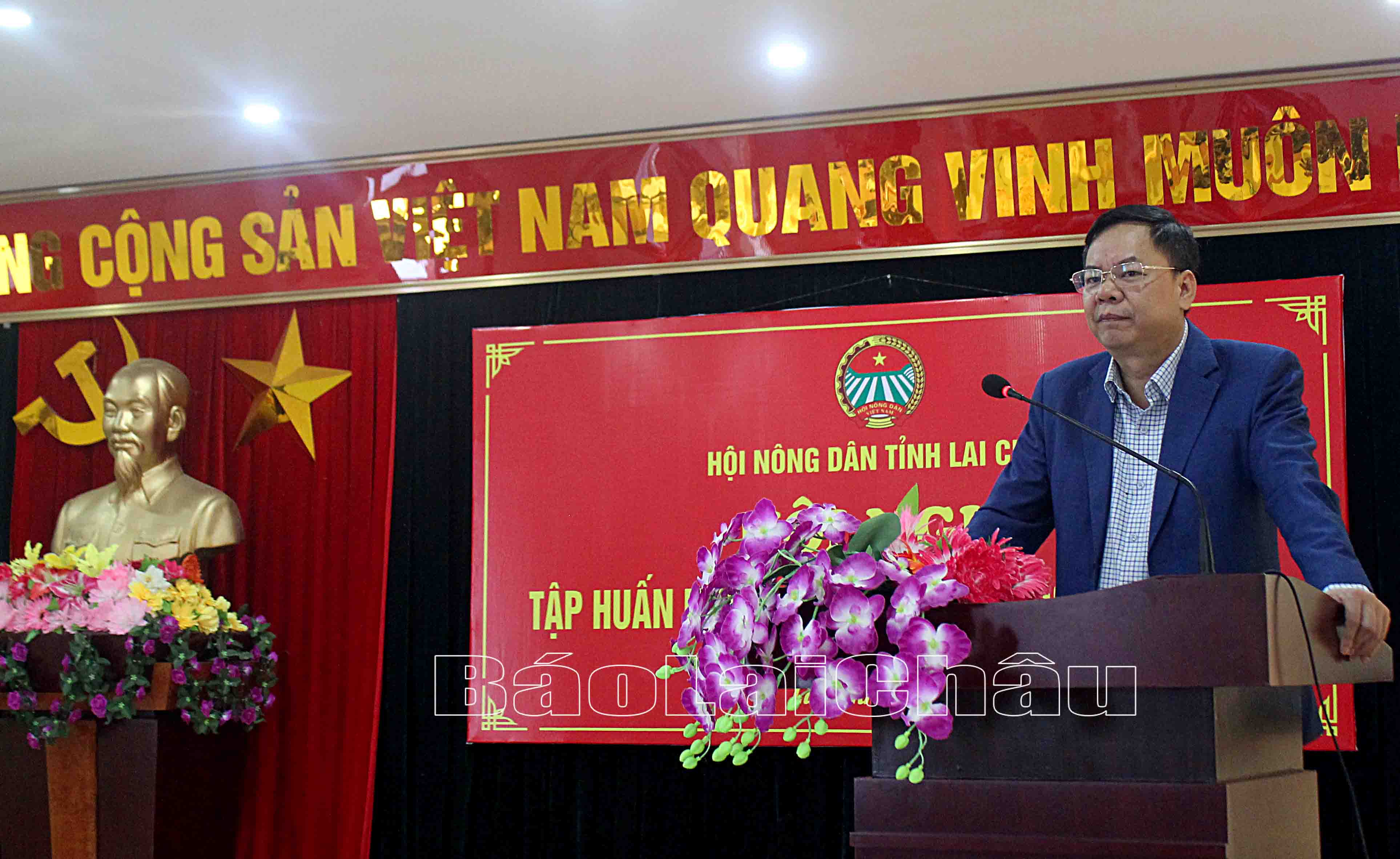 Đồng chí Dương Đình Đức - Chủ tịch Hội Nông dân tỉnh phát biểu tại buổi tập huấn.