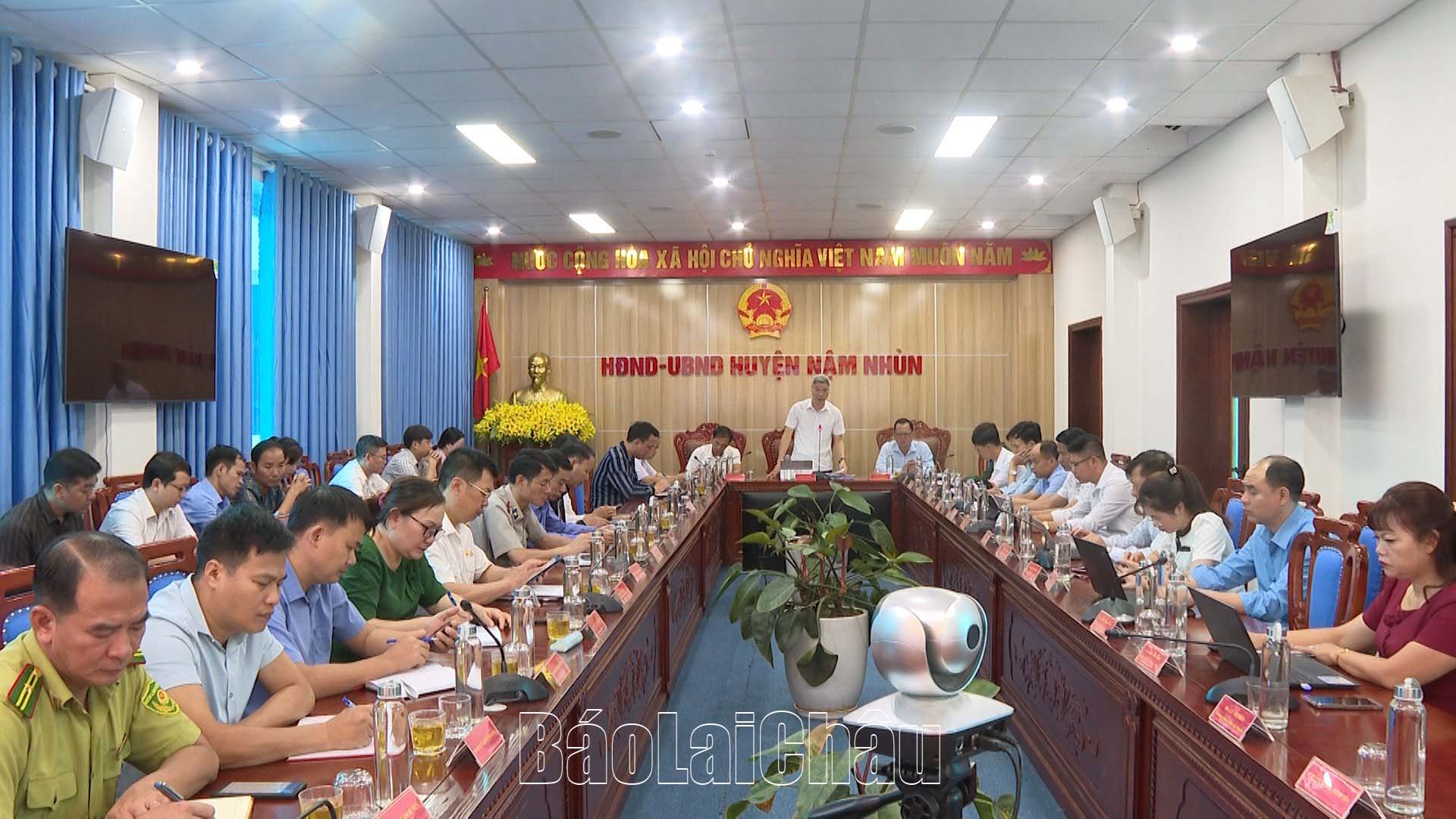 Quang cảnh phiên họp gia ban thường kỳ tháng 11/2023 của UBND huyện Nậm Nhùn.