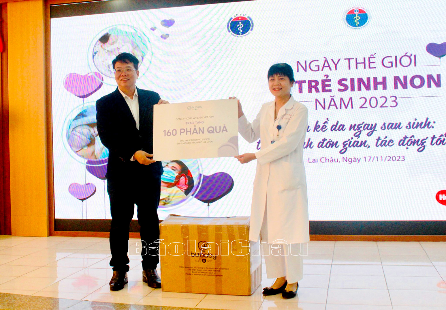 Lãnh đạo Sở Y tế tặng quà của Công ty Cổ phần BaBu Việt Nam bệnh nhân đang điều trị tại các khoa: Phụ sản, Nhi ở Bệnh viện Đa khoa tỉnh. 