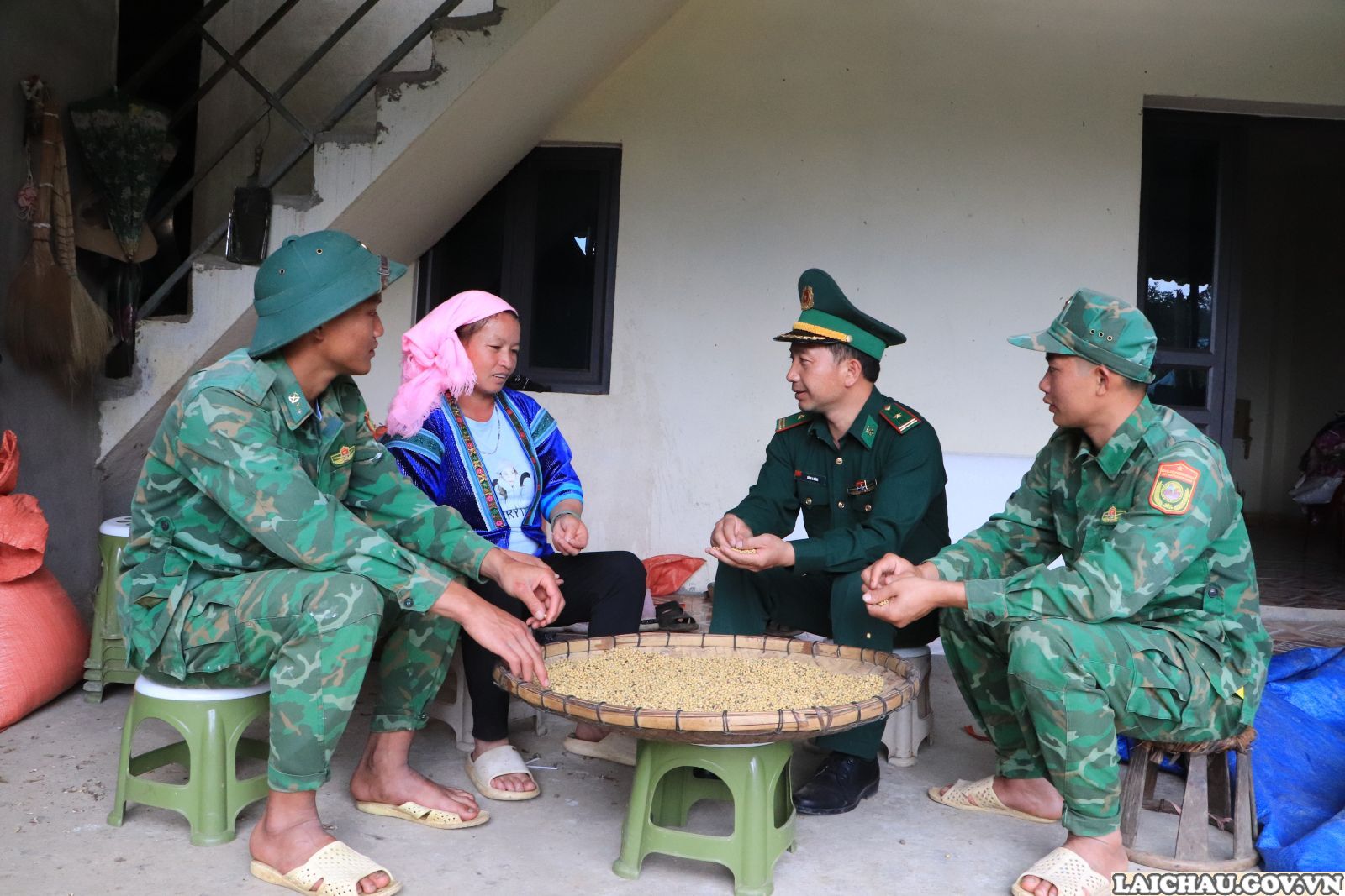 Cán bộ, chiến sĩ Đồn Biên phòng Dào San bám nắm cơ sở, tuyên truyền, vận động người dân tham gia bảo vệ chủ quyền an ninh biên giới.