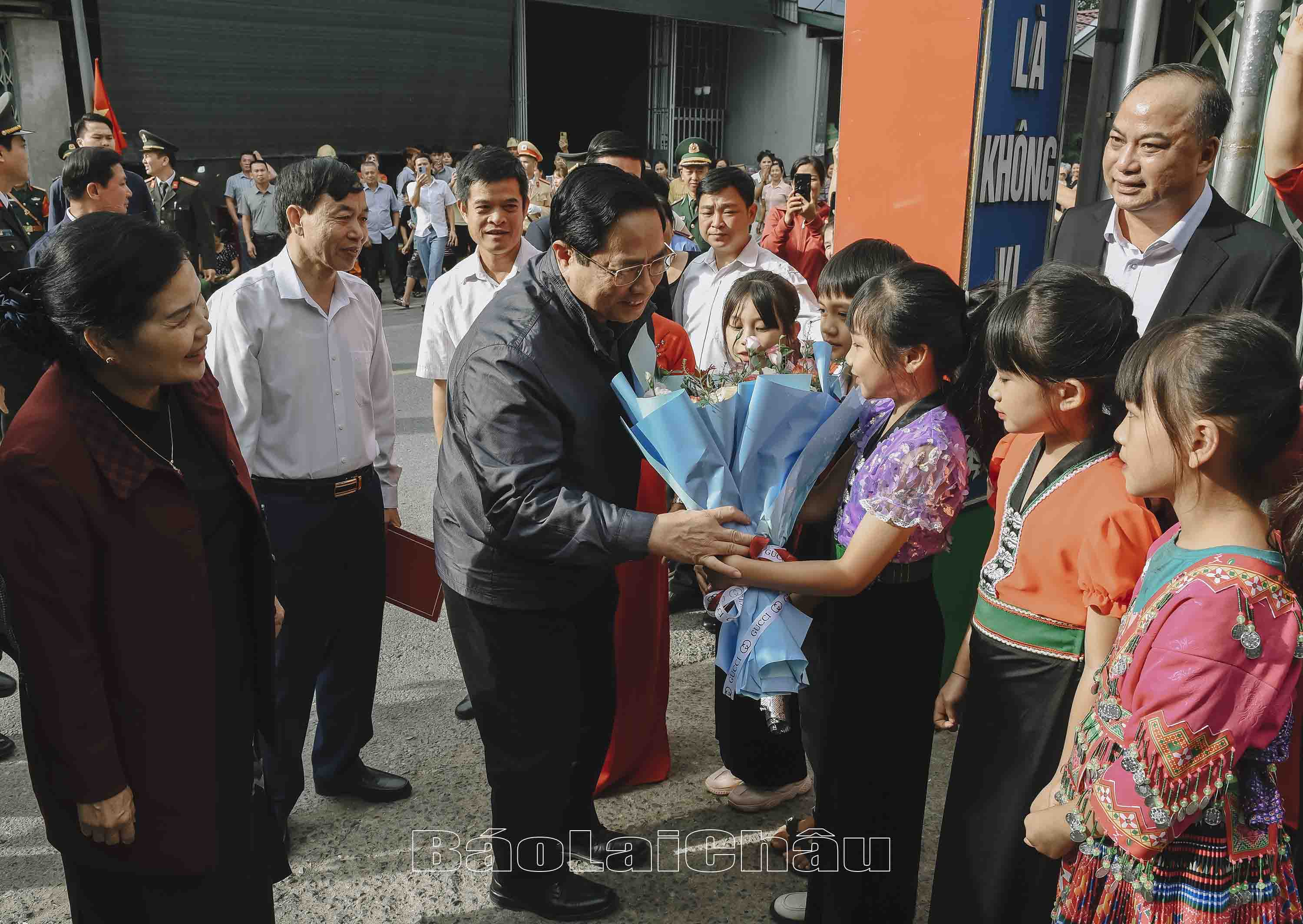 nhạn hoa chúc mừng