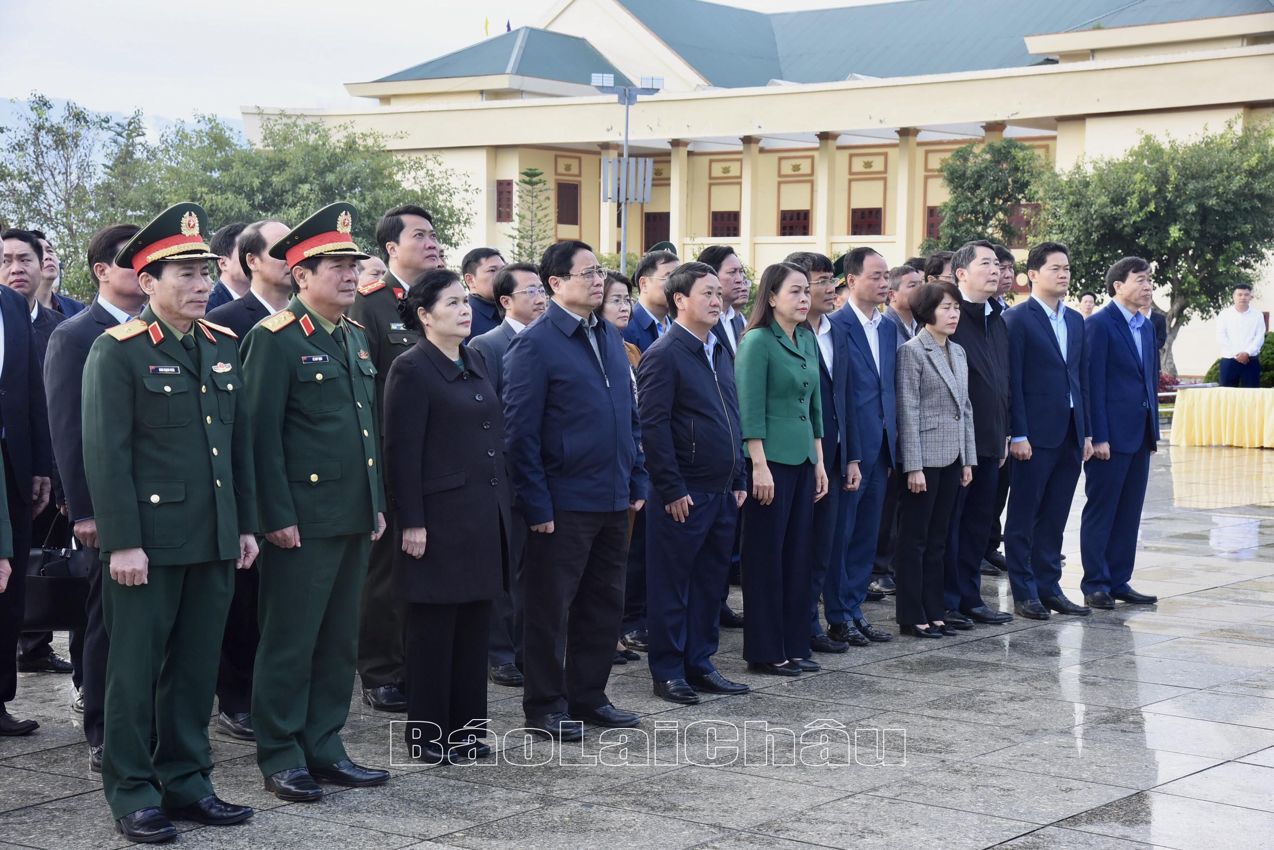 Thủ tướng Phạm Minh Chính cùng Đoàn công tác của Chính Phủ, lãnh đạo tỉnh báo công trước Tượng đài Bác Hồ với đồng bào các dân tộc Lai Châu.