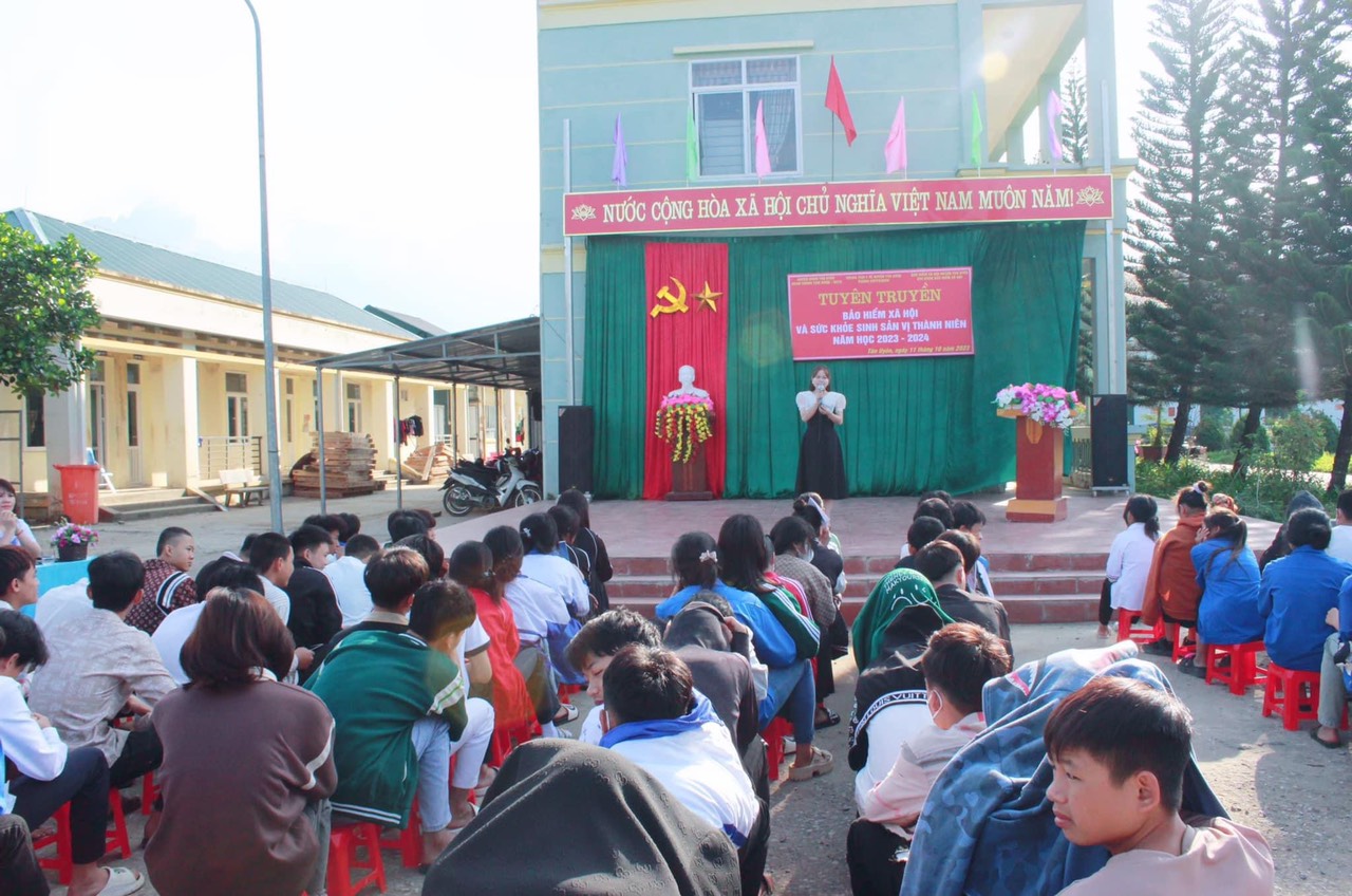 BHXH huyện Tân Uyên tuyên truyền các hình thức lừa đảo tới các phụ huynh, học sinh