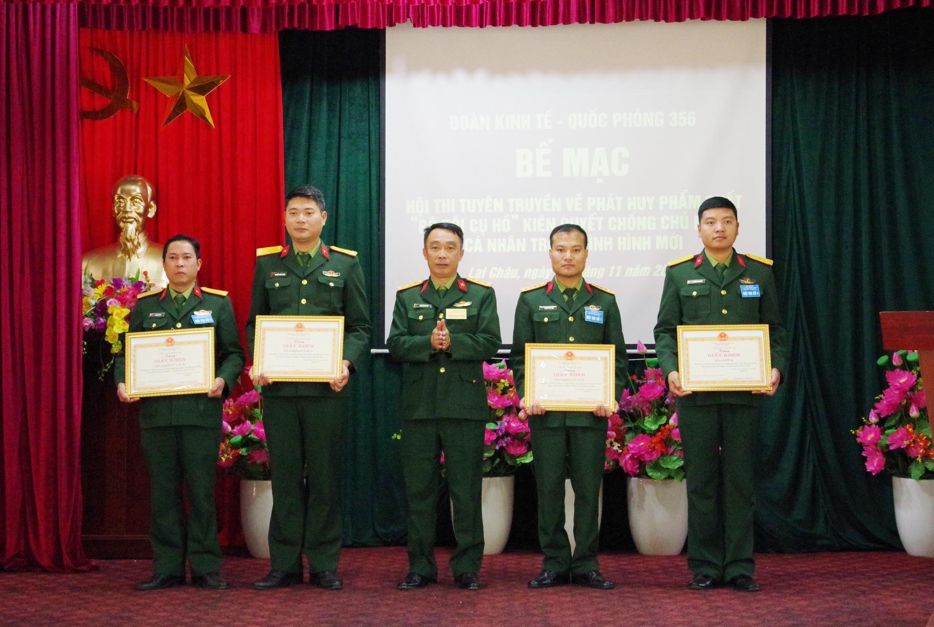 Thượng tá Đinh Quang Hải – Phó Chính ủy Đoàn KT-QP 356, Trưởng Ban Tổ chức hội thi trao giải cho các đội.