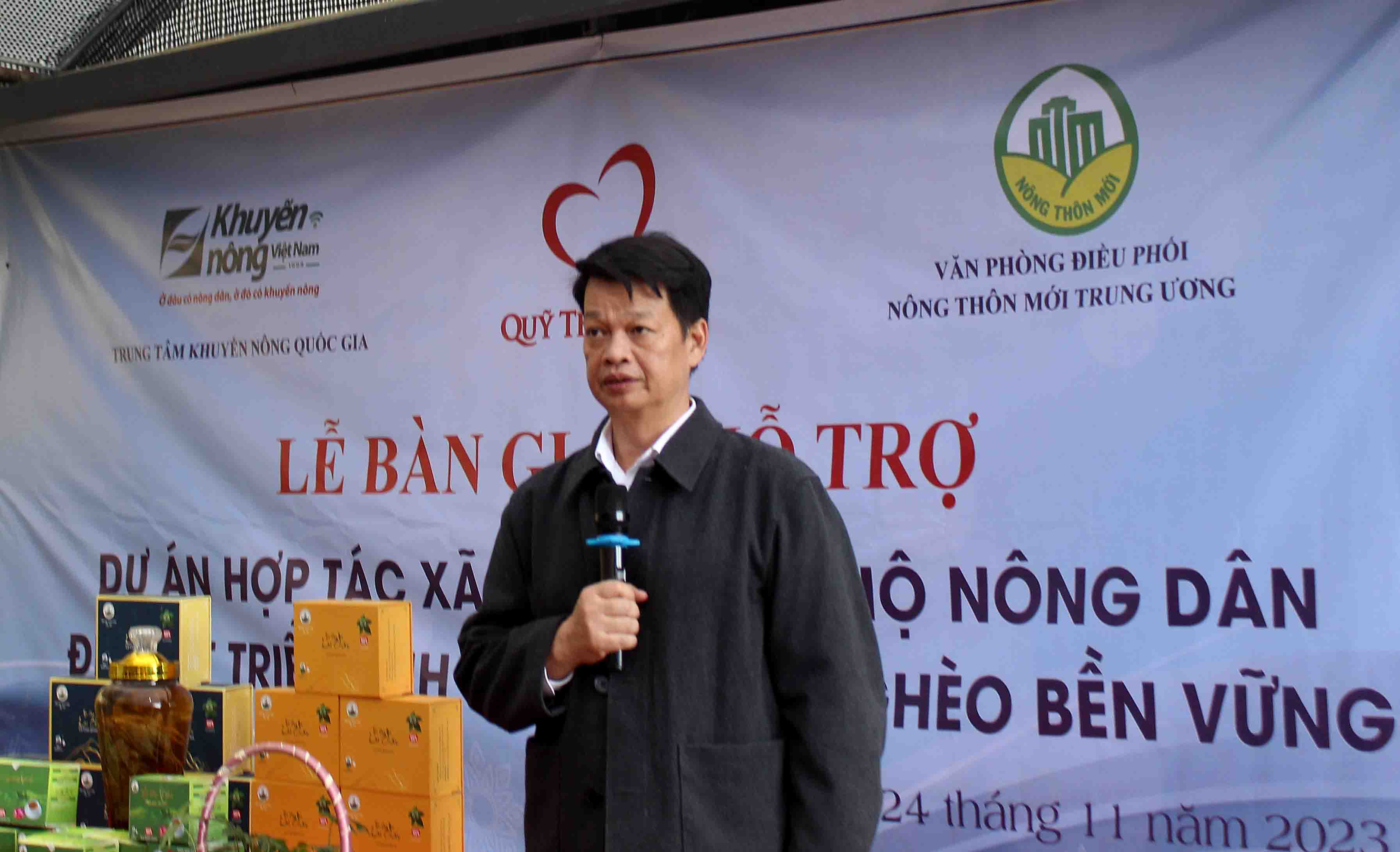 Ông Trần Nhật Lam - Phó Cục trưởng,  Phó Chánh văn phòng Điều phối nông thôn mới Trung ương phát biểu tại lễ bàn giao.