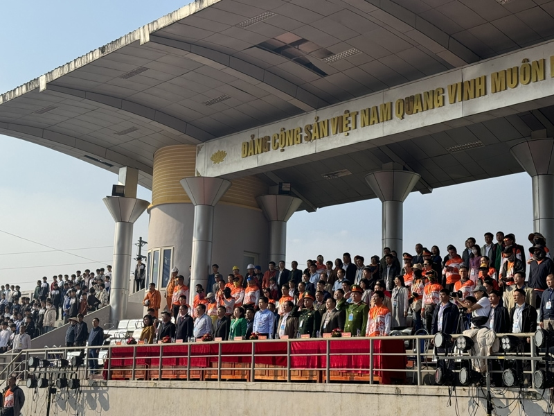 Đại biểu, nhân dân và du khách dự lễ khai mạc.