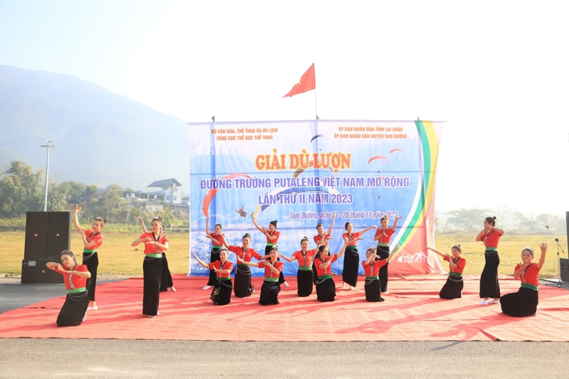 Tiết mục văn nghệ tại lễ khai mạc.