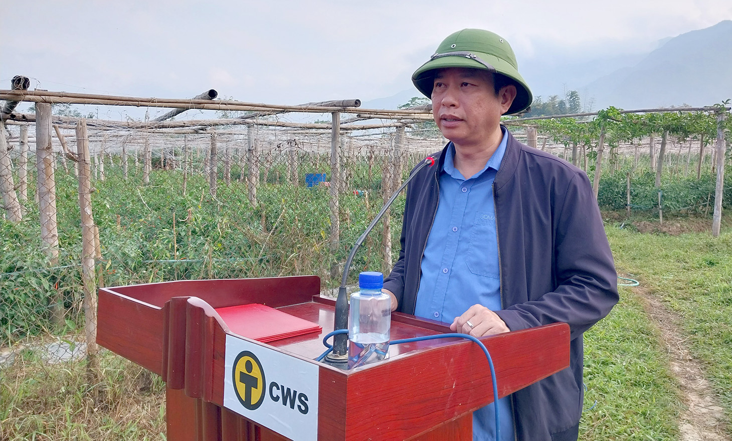 Đồng chí Nguyễn Văn Thăng - Chủ tịch UBND huyện Than Uyên phát biểu tại hội nghị đầu bờ. 