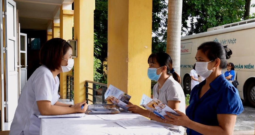  Bác sĩ Bệnh viện Ung bướu Hà Nội tư vấn về ung thư vú cho người dân huyện Gia Lâm.
