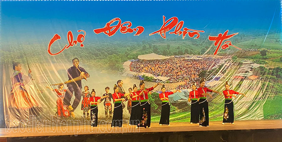 Tiết mục văn nghệ tại Chợ đêm Phìn Hồ. Ảnh: C.T.V